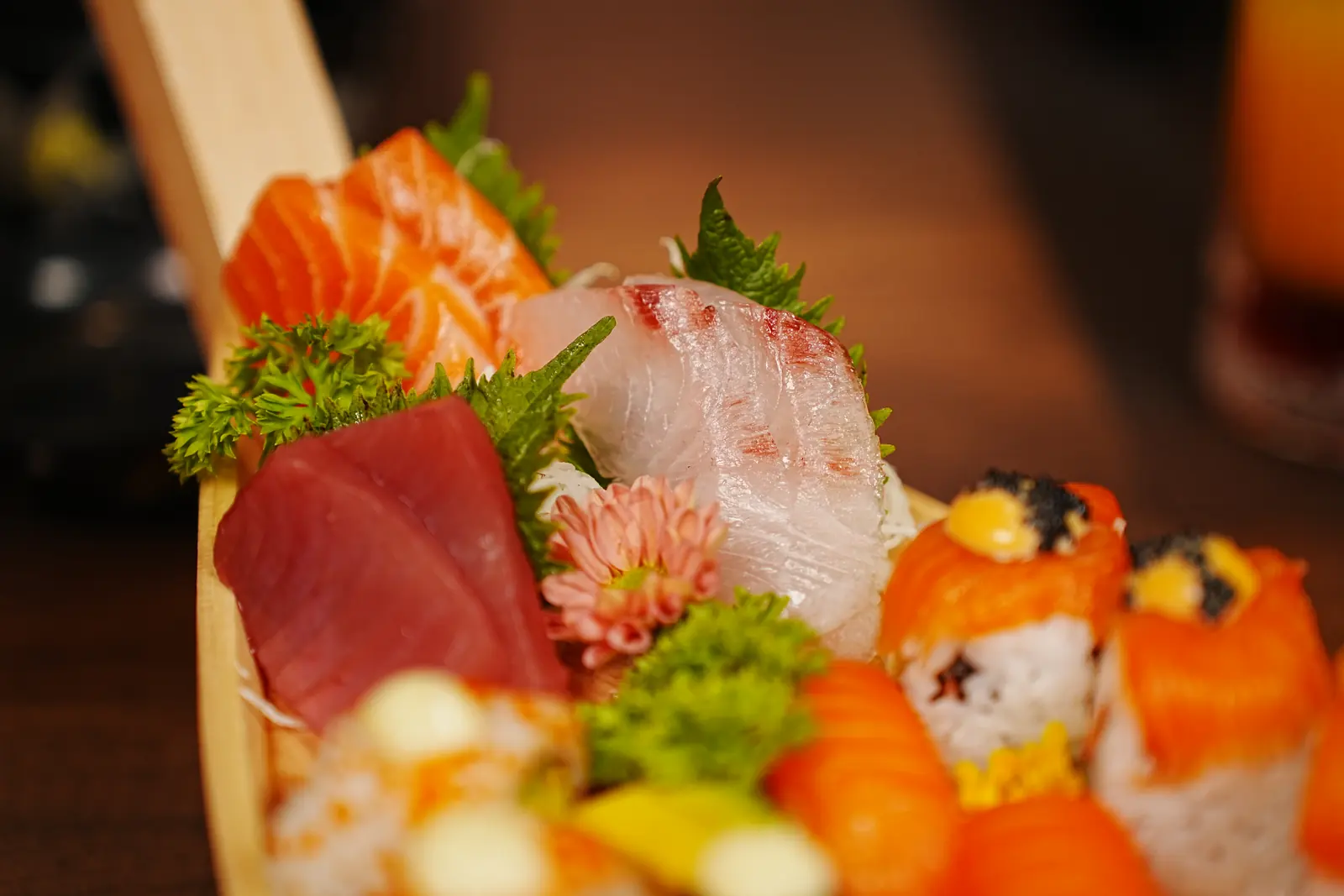 Sashimi và sushi trên thuyền gỗ